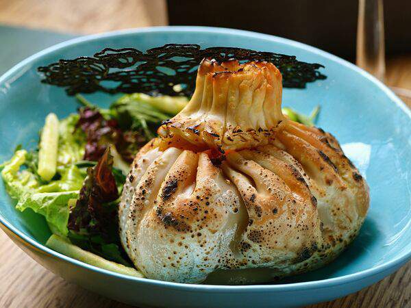 Базилик - Филе семги в жженом тесте с легким салатом и укропным Айоли