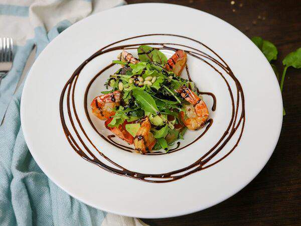 Мангал хауз - Салат с креветками и авокадо