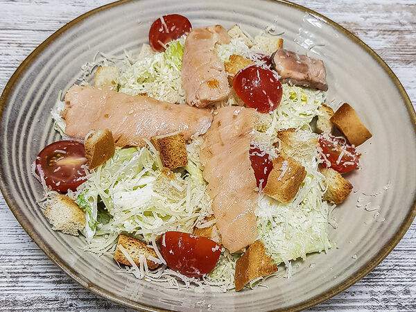 Wok & Roll - Салат Цезарь с лососем