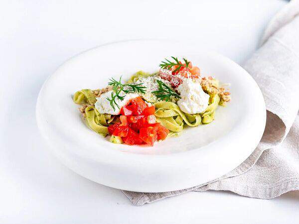 Red wall - Паста с томатами, сыром страчателла и соусом песто