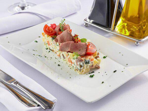 Ресторан Метрополь - Салат Оливье с копченой уткой