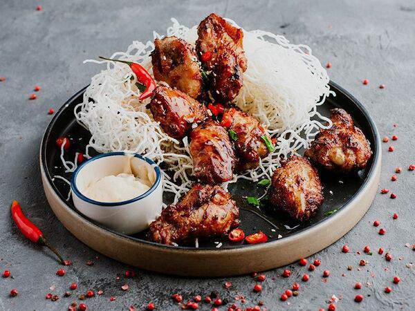 Молодость Kitchen & Bar - Куриные крылья в медовом соусе с чипсами из фунчозы