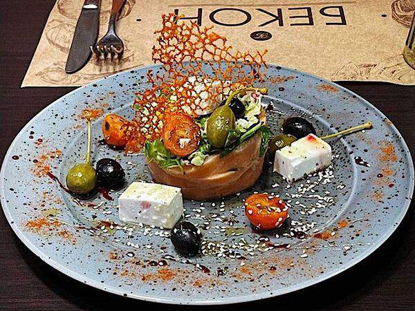 Бекон Restobar - Салат со слабосоленым лососем и вялеными помидорами