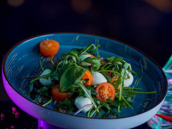 Spletny Lounge - Салат с рукколой, томатами черри и сыром моцарелла