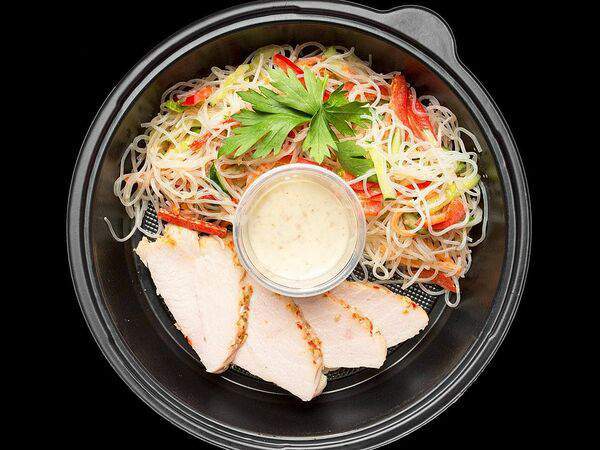 ПиццаФабрика - Салат с фунчозой и индейкой