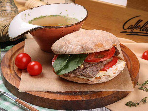 Caffe la vita - Панини с медальонами из говядины, овощами и куриным бульоном