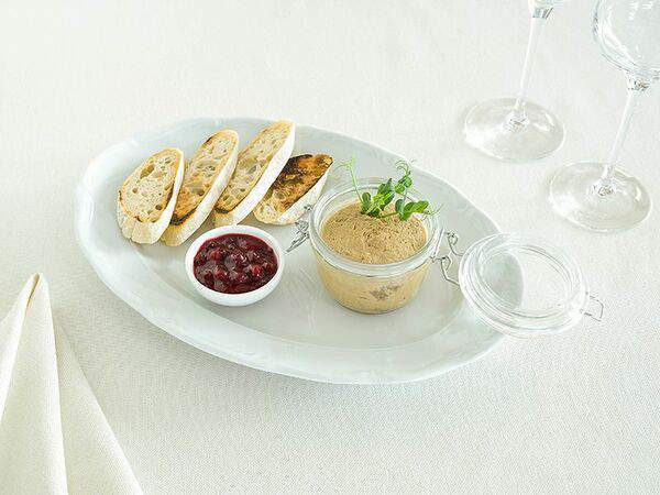 Сенкевич - Мясной паштет с клюквенным соусом и домашним хлебом