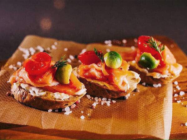 БАЗА - Брускетта со слабосоленой семгой