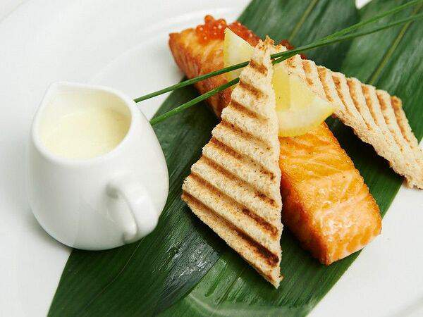 Николаевский - Стейк из лосося на гриле с голландским соусом