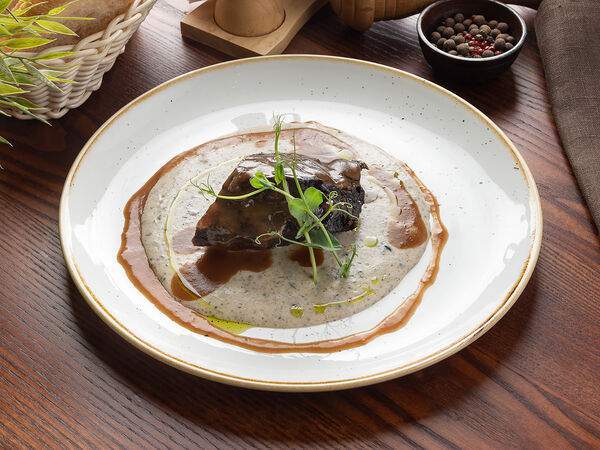 L'angolo Italiano - Телячья щека с демигласом и велютатой из картофеля