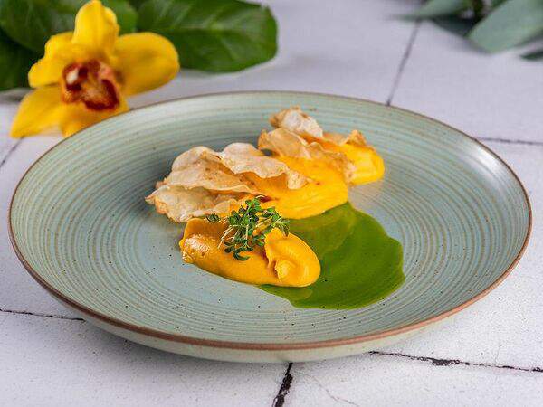 Mandarinka Restaurant & Bar - Хумус из моркови с хрустящим сельдереем