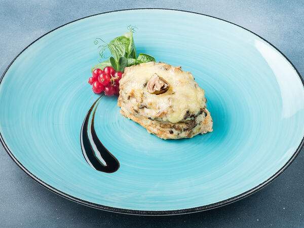 Залив - Милфей из куриного филе с лесными грибами под сливочным соусом