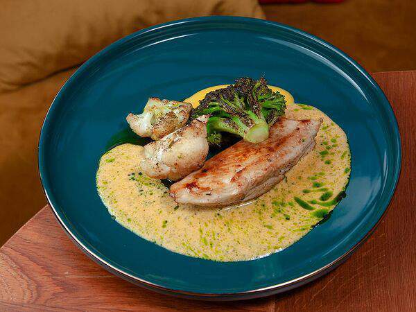 Koza Bistro - Стейк индейки с брокколи, цветной капустой и со сливочно-копчёным соусом