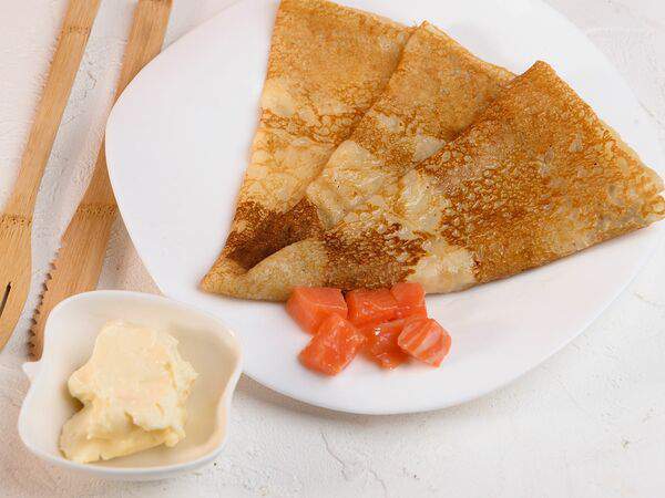 Картофельный папа - Блин с семгой и сливочным сыром