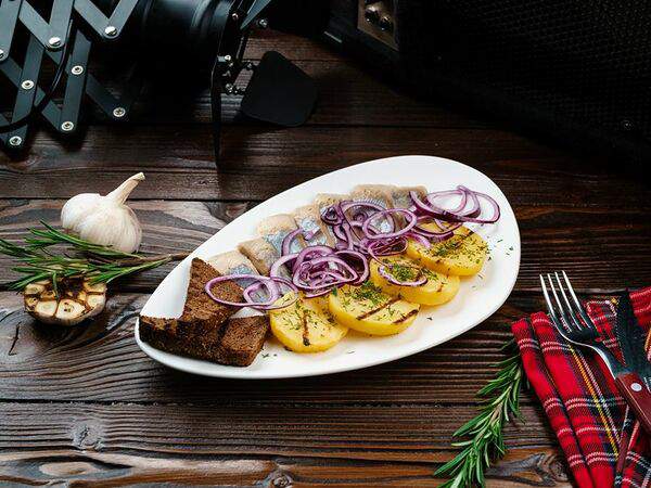 New Slam Food & Music - Филе сельди собственного посола с отварным картофелем и бородинскими гренками