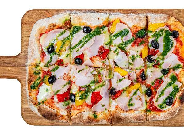 Easy Pizza - Домашняя ветчина из птицы, маслины и песто