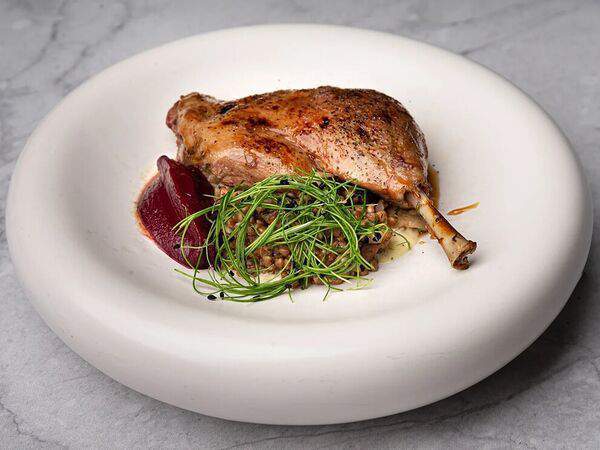 Red wall - Утиная ножка конфи, гречотто с белыми грибами и свекольный мусс