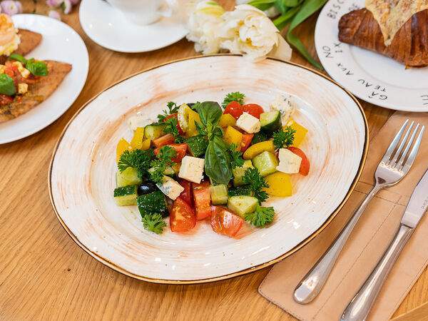 Theo - Салат Ла-Рош-Шале со свежими овощами и сыром Дорблю