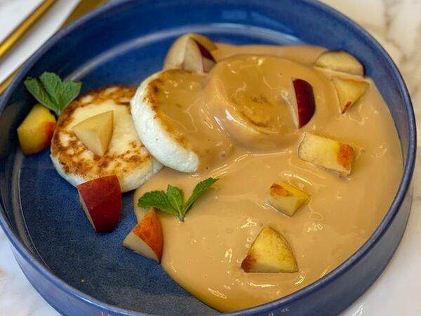 Mogu - Сырники с муссом из вареной сгущенки