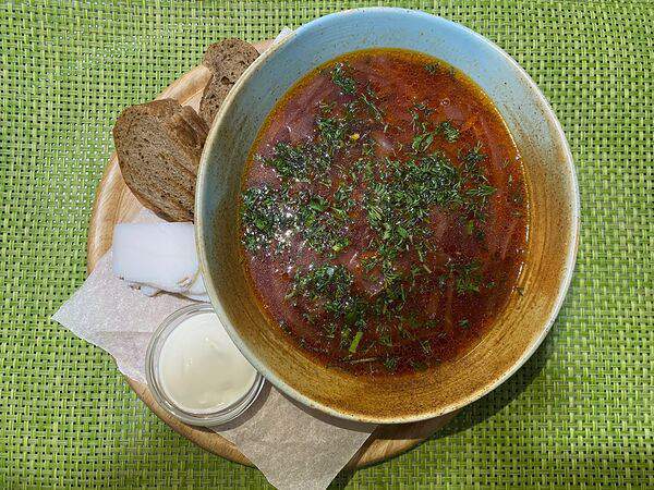 Кафе-кондитерская Прага - Борщ по-домашнему с салом и сметаной