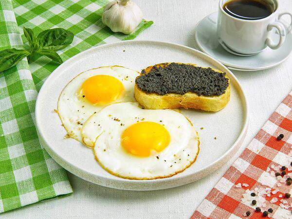 Burrata - Яичница глазунья с чиабаттой и тапенадой из маслин