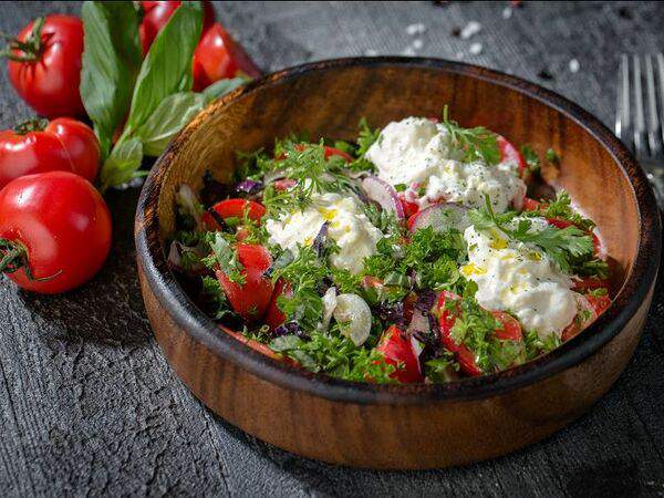 Fish Point - Салат из ароматных томатов с мягким сыром