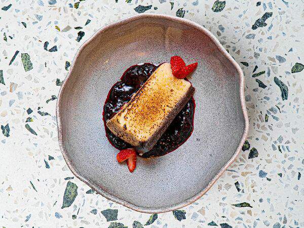 Такие истории - Чизкейк с ягодным соусом