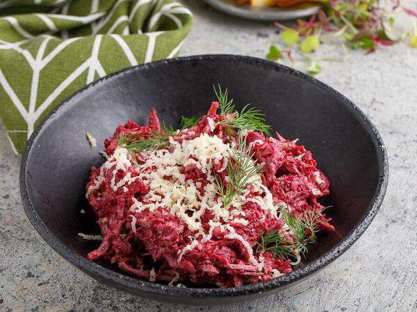 Мамалыга Бар - Свекольный салат с телятиной и козьим сыром