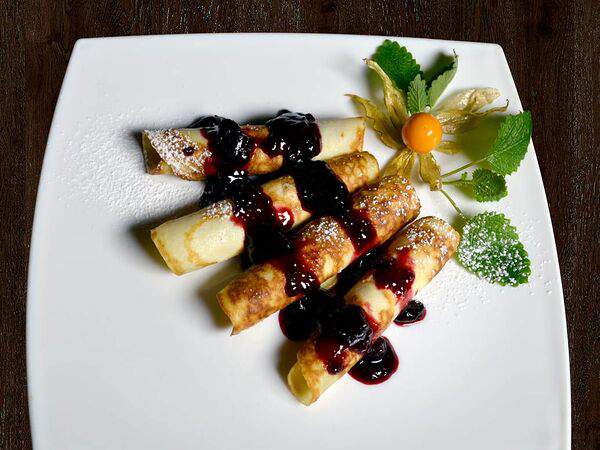 Трактиръ - Блинчики с творожным сыром и ягодами фламбе