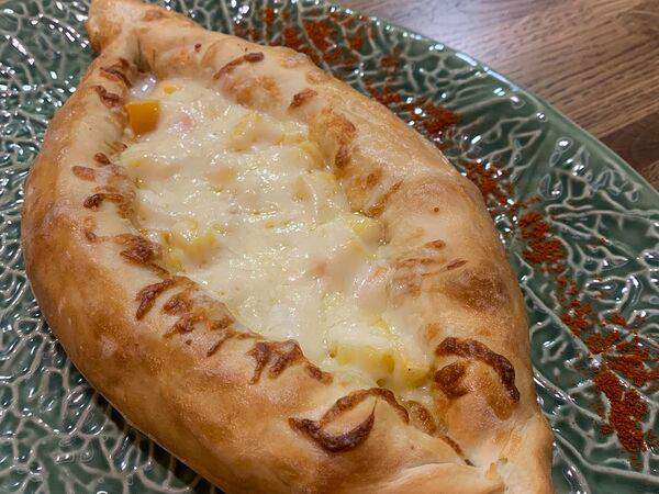 Amelie - Хачапури по-Аджарски с хурмой и сыром Фета