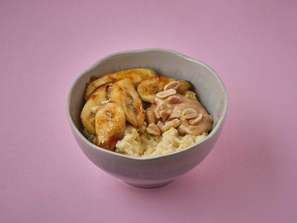 Manick Cakes - Пшеничная каша с арахисовой пастой и карамелизированным бананом