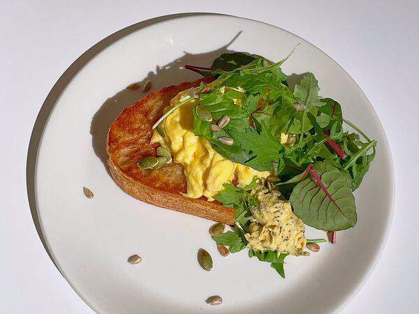 Not for Sale Studio - Скрэмбл на хлебе со свежим салатом