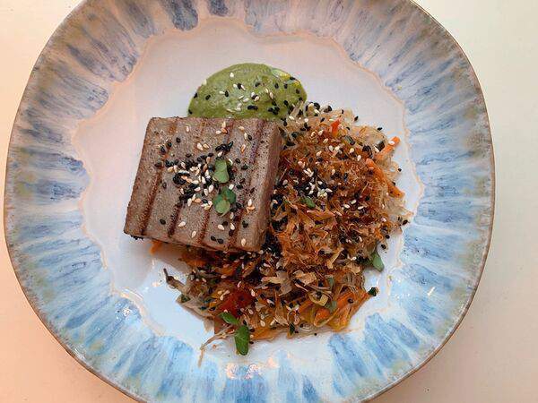 Negroni bar & enoteca - Филе тунца с рисовой лапшой, овощами и кунжутным соусом