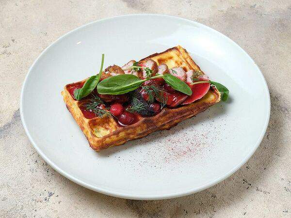 Кафе 38 - Утиная грудка на картофельной вафле с вишневым соусом