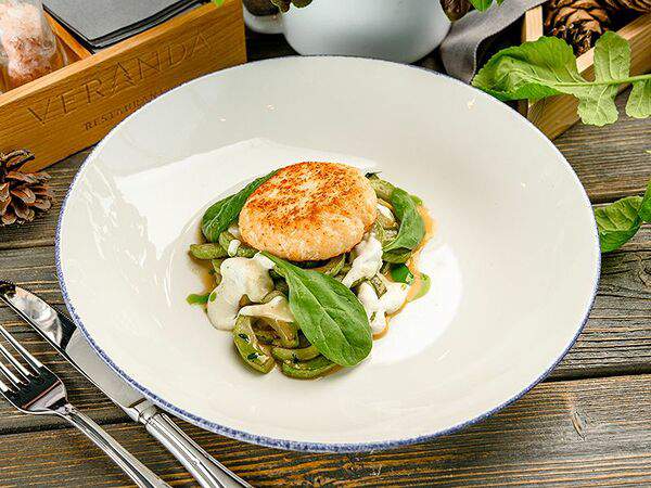 Веранда - Крабовая котлета с молодыми кабачками и лемонграссом