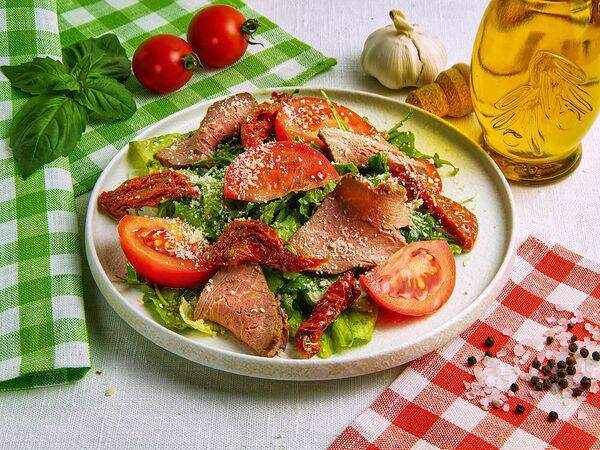 Burrata - Салат с ростбифом и соусом песто