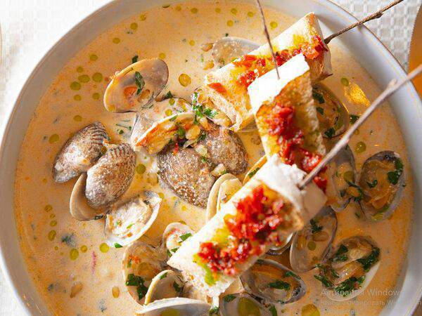 Столица деревень - Ракушки Вонголе в соусе из белого вина и сливок с кебабом из хлеба и топинадом из маслин