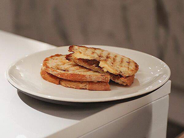 Technica - Грилд-чиз с сыром чеддер и луковым конфи