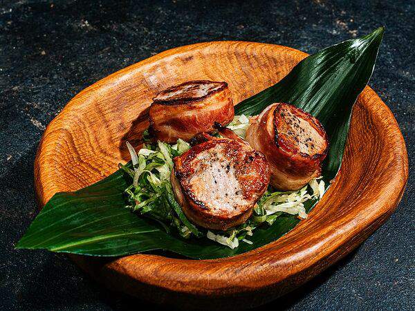 Огонёк - Свиные медальоны в беконе