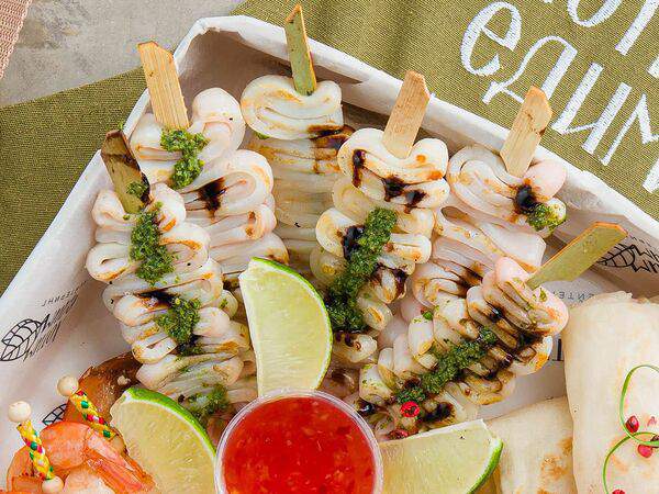 Хотим-едим - Шашлык из кальмара с соусом песто