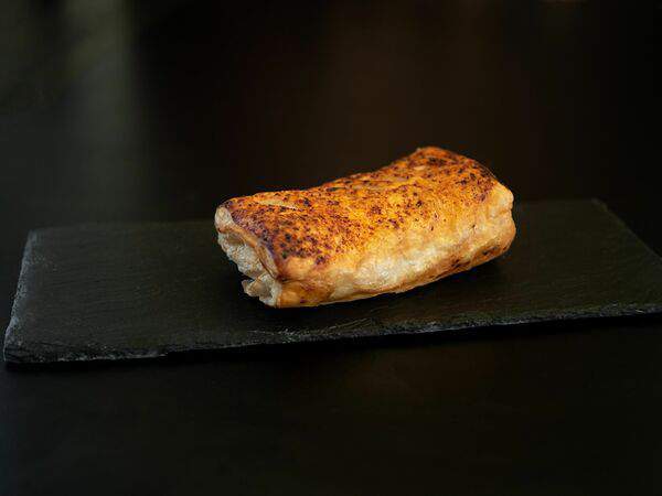 Пекарня Буханка - Слойка с сыром Сулугуни и томатами