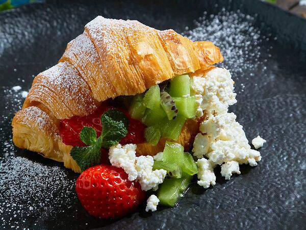 ChaCha - Круассан с творогом и ягодами