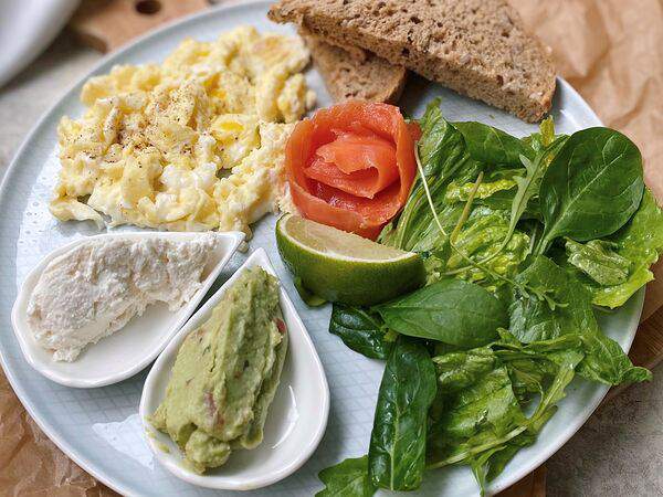 2A Concept. Coffee, Cake & Shop - Скрембл с лососем