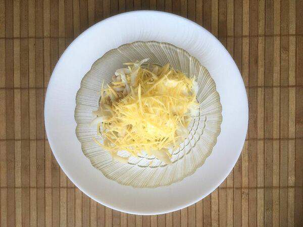 Кафе Мария - Салат из кальмара с яйцом и огурцом