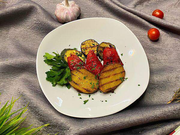 Black wood lounge bar - Овощи на гриле