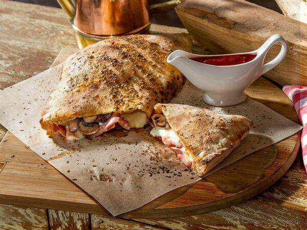 Mama Roma - Кальцоне Ham, Cheese & Mushrooms