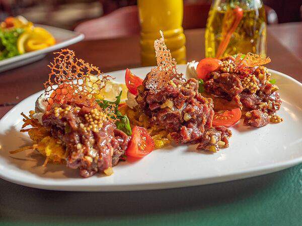 Hosper Hops Pub - Тартар из говядины с устричным соусом