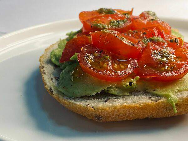 Milbo - Брускетта, авокадо, томат, песто