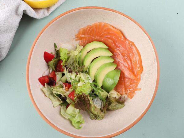 Ресторан Карбонара - Салат с лососем и авокадо