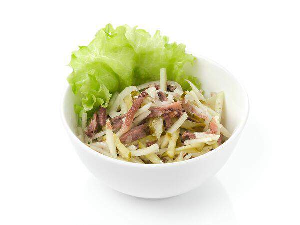 Ближе к делу - Салат с отварной говядиной, яблоками и маринованными огурчиками